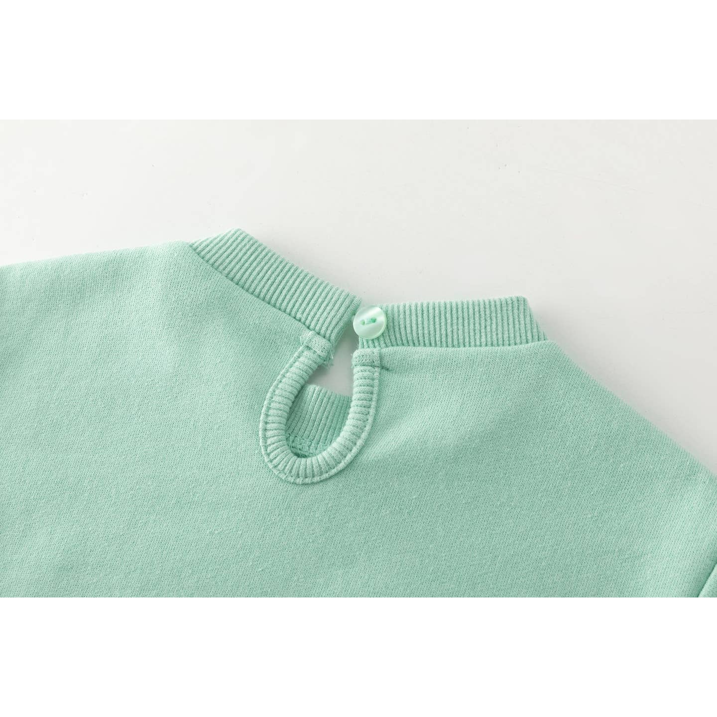 Groene trendy trui met reliëf en schapenvacht